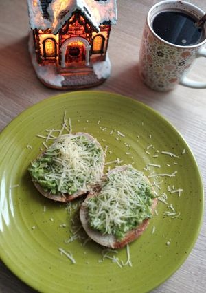 Брускета з авокадо і сиром 