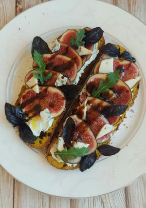 Брускета з інжиром