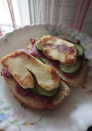 Брускети до сніданку зі смаженим Халумі та салямі