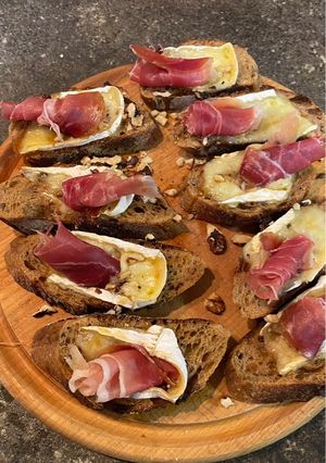 Брускети з сиром та прошуто