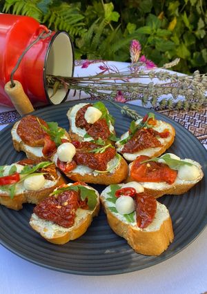 Брускетта з вʼяленими томатами і рукколою