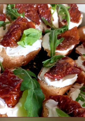 Брускети з крем-сиром та в'яленими помідорами