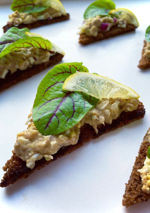 Брускетта з тунцем та авокадо