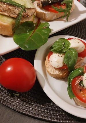 Брускетта або канапки "Капрезе"