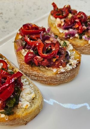 Брускета із запеченою фетою і овочами