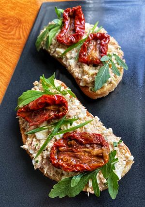 Брускета святкова з вʼяленими помідорами