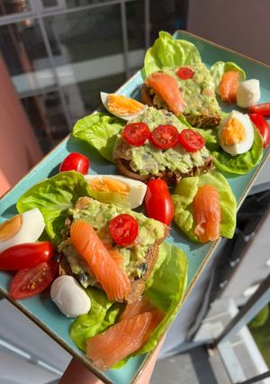 Брускети з авокадо і рибкою