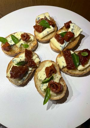 Брускети з сиром Дорблю та в‘яленими томатами