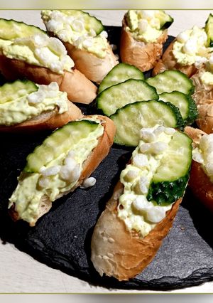 Брускети з намазкою з креветочної пасти з авокадо з білковими краплинками