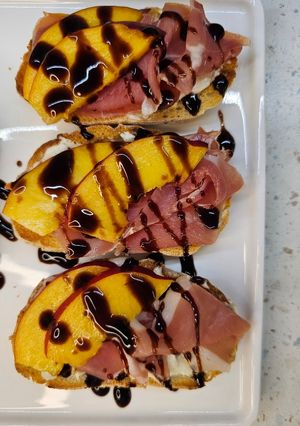 Брускетта з хамоном