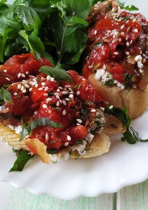 Брускетта з сиром та помідорами