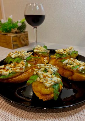 Брускети з грушею і сиром Дор Блю