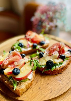 Брускети з нектарином і лохиною