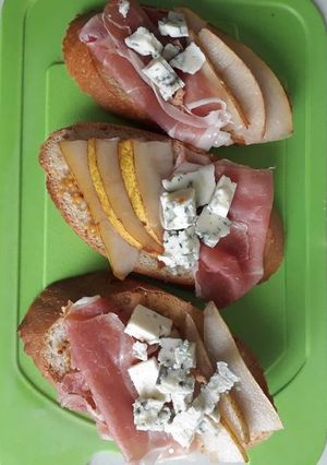 Брускетта з хамоном і грушею