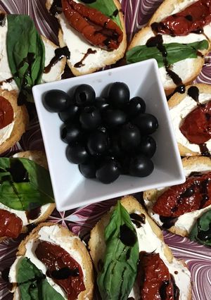 Брускети з в'яленими томатами