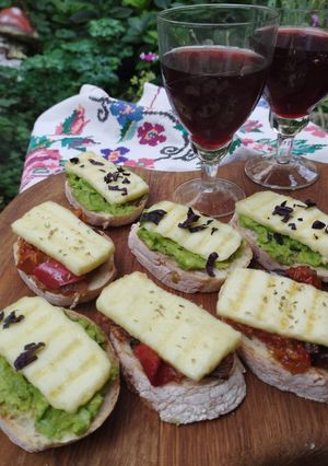 Брускети з халумі і овочами