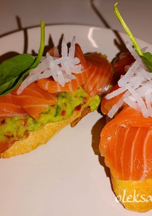 Брускети з гуакамоле, горбушою та дайконом / Bruschetta with guacamole, red fish and daikon