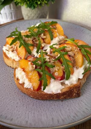 Брускети з буратою і персиком