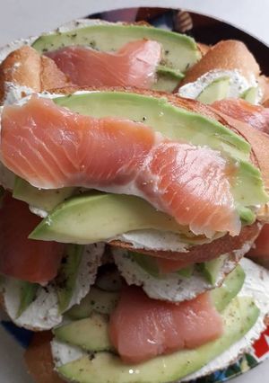 Брускетта з авокадо і фореллю