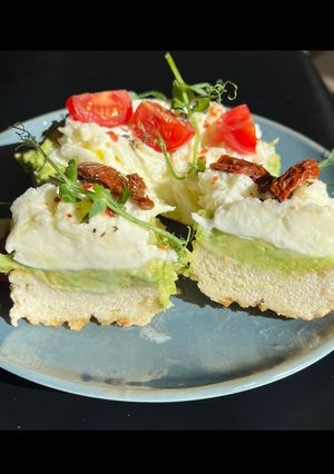 Брускети з авокадо і сиром бурато