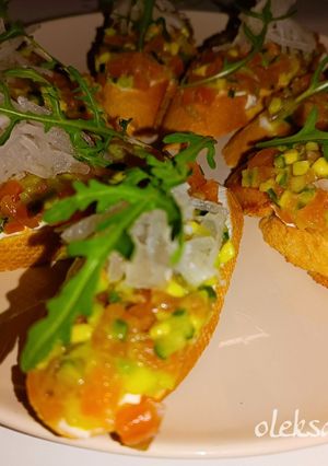 Брускети з горбушою, авокадо та дайконом/Bruschetta with red fish, avocado and daikon