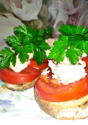 Брускетта з помідорами і тунцем