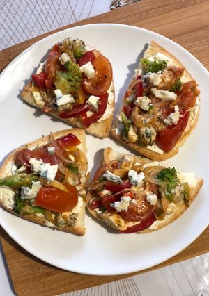 Брускетта з овочевою начинкою та сиром Дор Блю