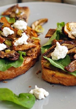 Брускетта с белыми грибами