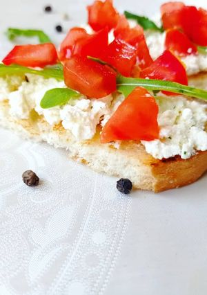 Брускетта с творогом и томатами