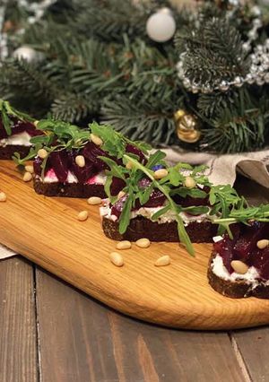 Брускетта с маринованной свеклой, мягким сыром и рукколой