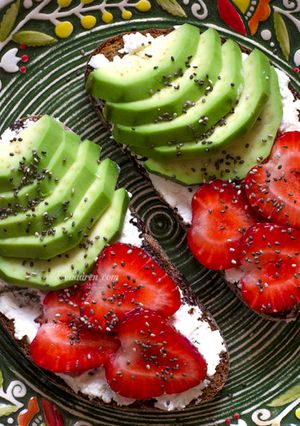 Брускетта с авокадо и клубникой