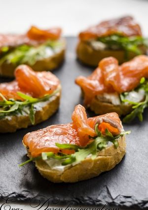 Брускетта с козьим сыром и лососем