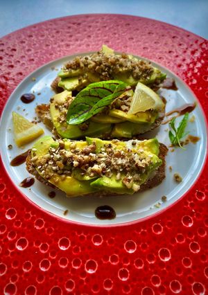Брускетта с авокадо и пряно-ароматической крошкой