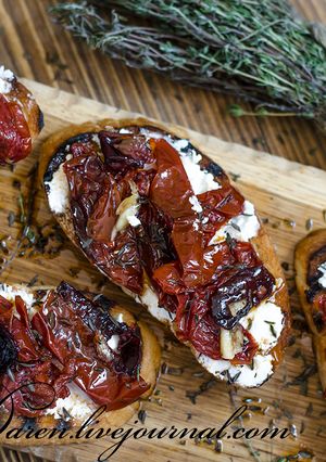 Брускетта с фетой и вялеными помидорами