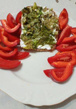 Брускетта с творожным сыром и авокадо