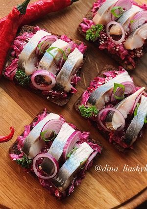 Брускетта с селедочкой и красной свеклой на чёрном хлебе ️
