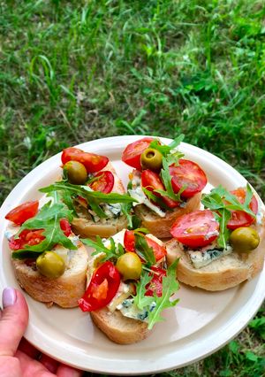 Брускетта из томатов и сыром