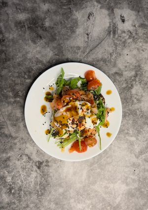 Брускетта с лососем и яйцом-пашот