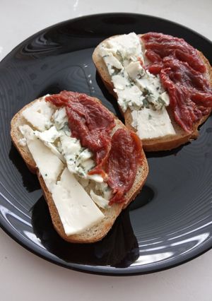 Брускетта с благородным сыром и вялеными томатами