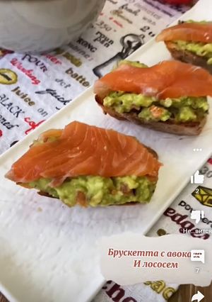 Брускетта с лососем и авокадо