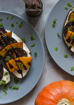 Брускетта с кровяной колбасой и тыквой