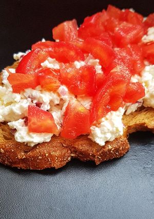 Брускетта с творогом, сладким луком и томатом