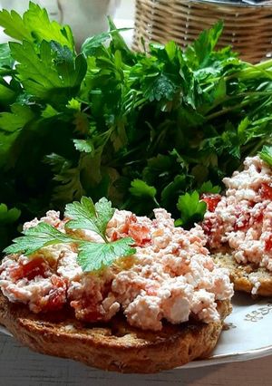 Брускетта с фетой и помидорами