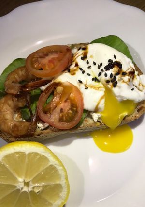 Брускетта с креветками и яйцом пашот