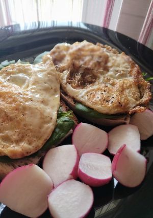 Брускетта з хліба із журавлиною з шпинатом і яйцем на сніданок