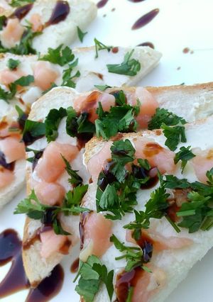 Брускетта с красной рыбкой