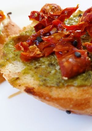 Брускетта с соусом песто