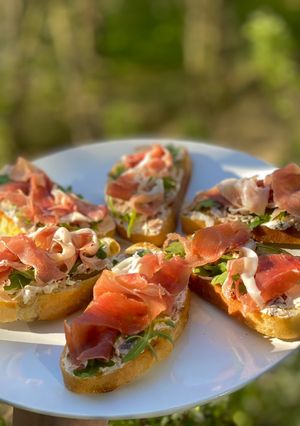 Брускетта с сырным кремом, вялеными томатами и хамоном