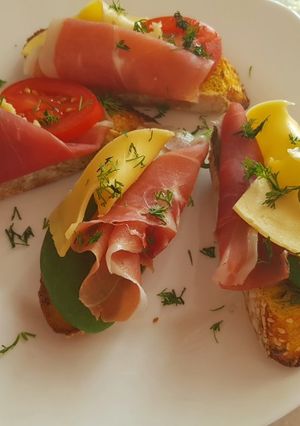 Брускетта с прошутто