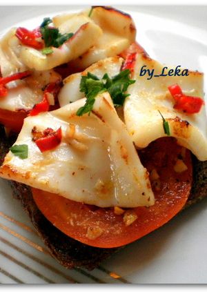 Брускетта с кальмарами и чили